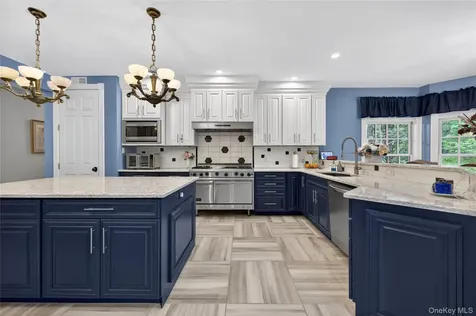 1 Springwood Path Laurel Hollow NY 11791