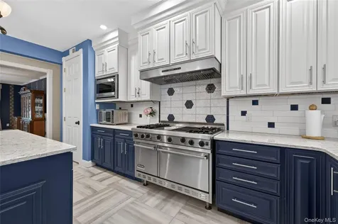 1 Springwood Path Laurel Hollow NY 11791