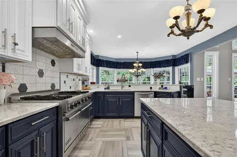 1 Springwood Path Laurel Hollow NY 11791