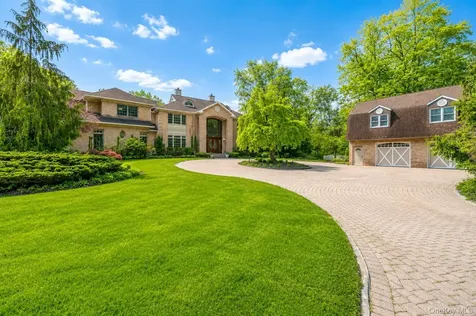 1 Springwood Path Laurel Hollow NY 11791