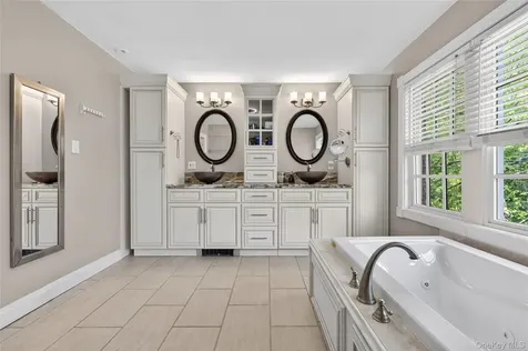 1 Springwood Path Laurel Hollow NY 11791