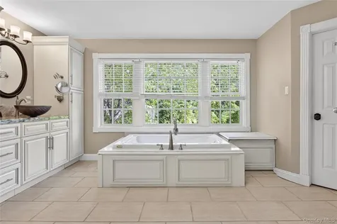 1 Springwood Path Laurel Hollow NY 11791