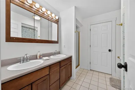 1 Springwood Path Laurel Hollow NY 11791