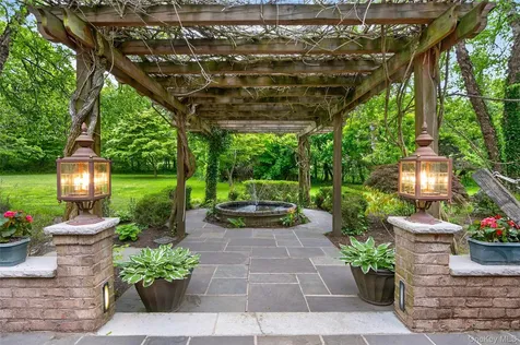 1 Springwood Path Laurel Hollow NY 11791