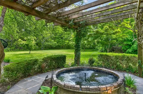 1 Springwood Path Laurel Hollow NY 11791