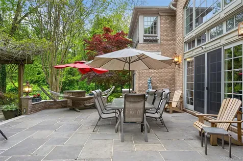 1 Springwood Path Laurel Hollow NY 11791