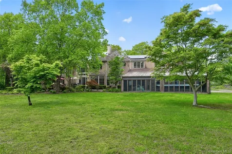 1 Springwood Path Laurel Hollow NY 11791