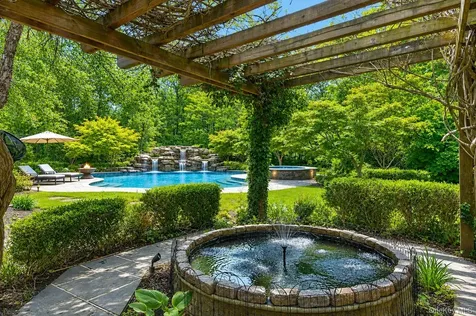 1 Springwood Path Laurel Hollow NY 11791