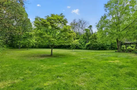 1 Springwood Path Laurel Hollow NY 11791