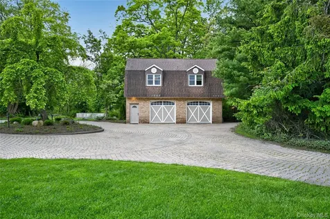 1 Springwood Path Laurel Hollow NY 11791