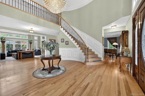 1 Springwood Path Laurel Hollow NY 11791