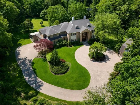 1 Springwood Path Laurel Hollow NY 11791