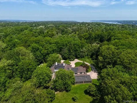 1 Springwood Path Laurel Hollow NY 11791