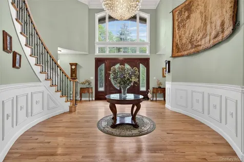 1 Springwood Path Laurel Hollow NY 11791