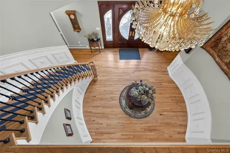1 Springwood Path Laurel Hollow NY 11791