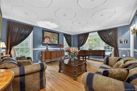1 Springwood Path Laurel Hollow NY 11791
