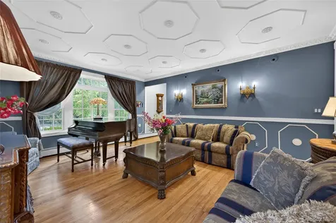 1 Springwood Path Laurel Hollow NY 11791