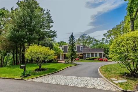 6 The Hollows W East Norwich NY 11732