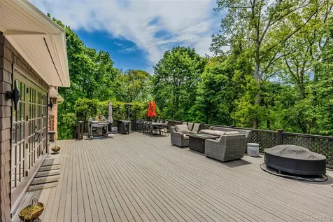 6 The Hollows W East Norwich NY 11732