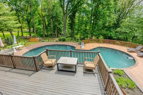 6 The Hollows W East Norwich NY 11732