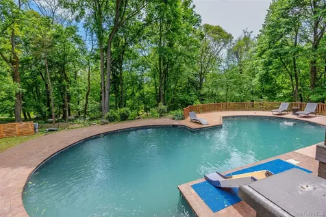 6 The Hollows W East Norwich NY 11732