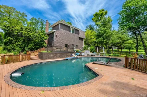 6 The Hollows W East Norwich NY 11732