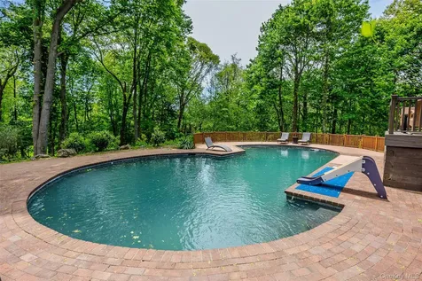 6 The Hollows W East Norwich NY 11732