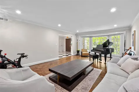 6 The Hollows W East Norwich NY 11732
