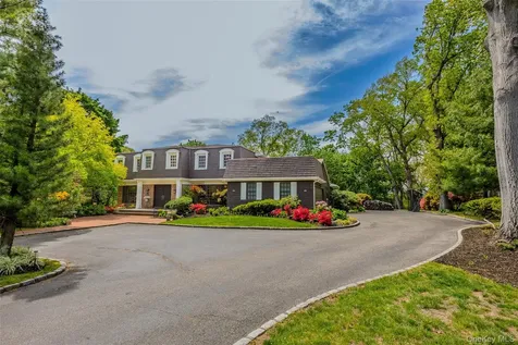 6 The Hollows W East Norwich NY 11732
