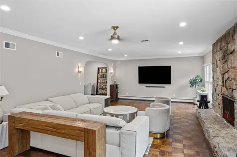 6 The Hollows W East Norwich NY 11732