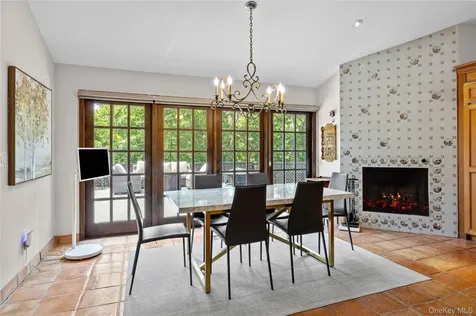 6 The Hollows W East Norwich NY 11732