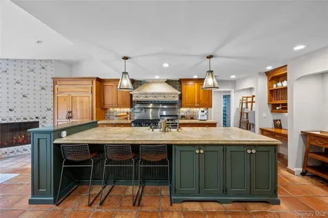 6 The Hollows W East Norwich NY 11732
