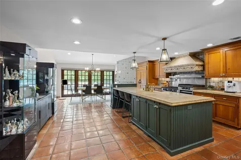6 The Hollows W East Norwich NY 11732