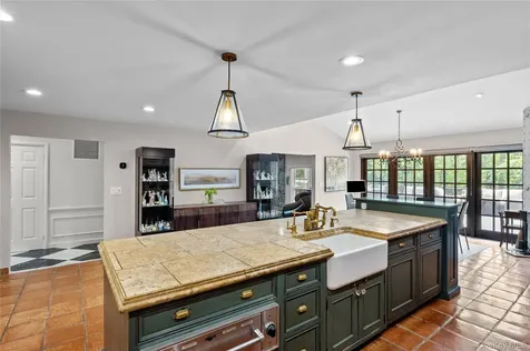 6 The Hollows W East Norwich NY 11732
