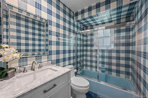6 The Hollows W East Norwich NY 11732