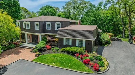 6 The Hollows W East Norwich NY 11732