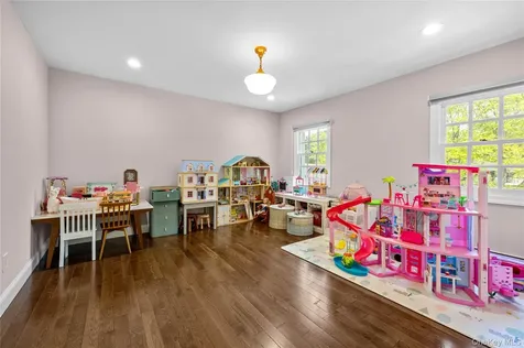 6 The Hollows W East Norwich NY 11732
