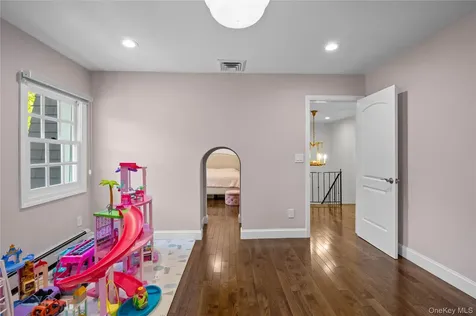 6 The Hollows W East Norwich NY 11732