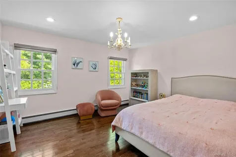 6 The Hollows W East Norwich NY 11732