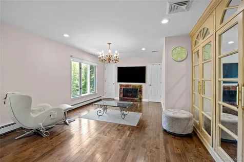 6 The Hollows W East Norwich NY 11732