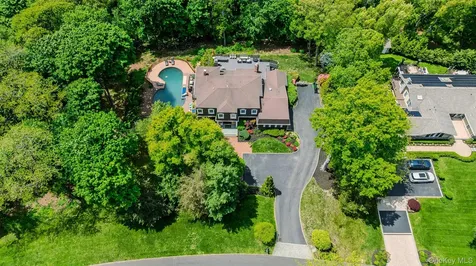 6 The Hollows W East Norwich NY 11732