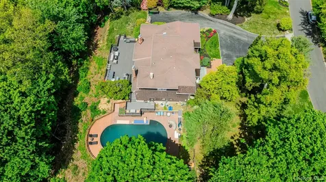 6 The Hollows W East Norwich NY 11732