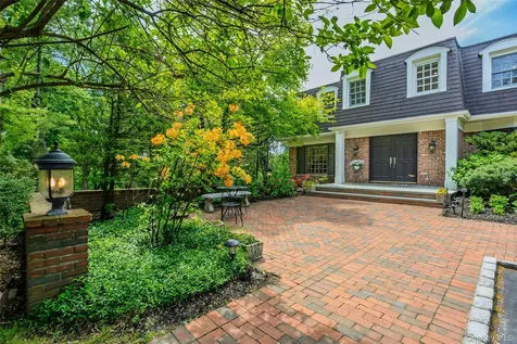 6 The Hollows W East Norwich NY 11732