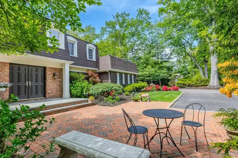6 The Hollows W East Norwich NY 11732