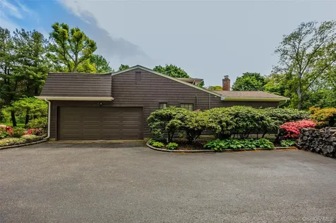6 The Hollows W East Norwich NY 11732