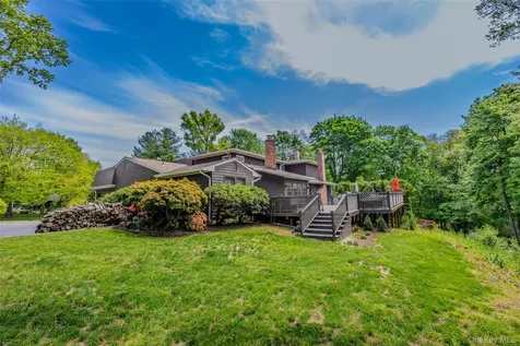 6 The Hollows W East Norwich NY 11732