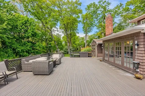 6 The Hollows W East Norwich NY 11732