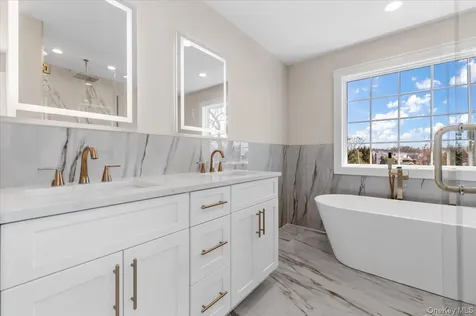 10 Lee Place Old Bethpage NY 11804