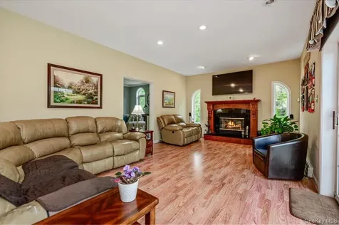 24 Muscoot Road E Mahopac NY 10541