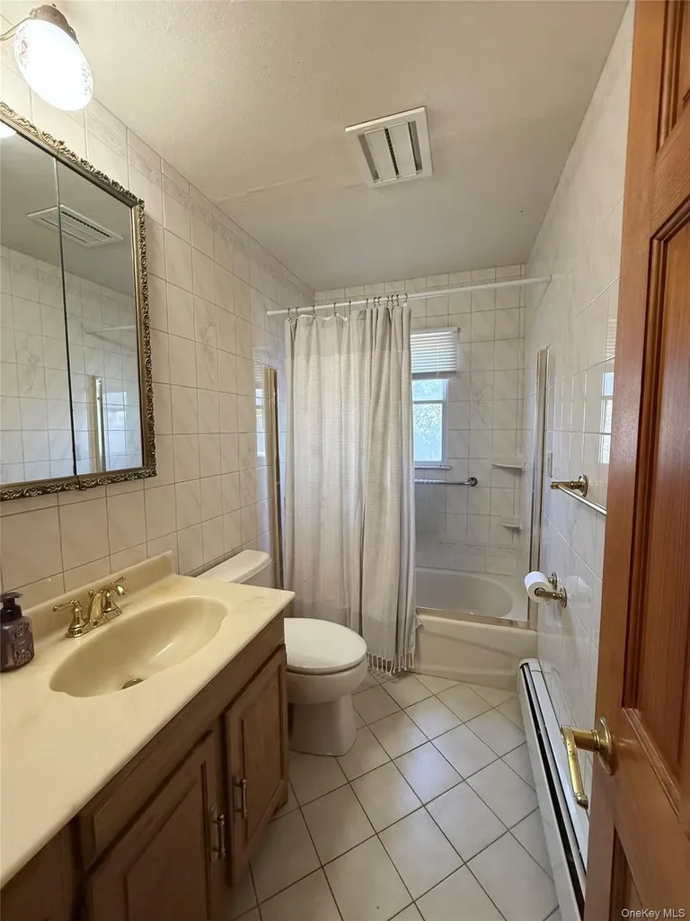 22 Beach Avenue Copiague NY 11726